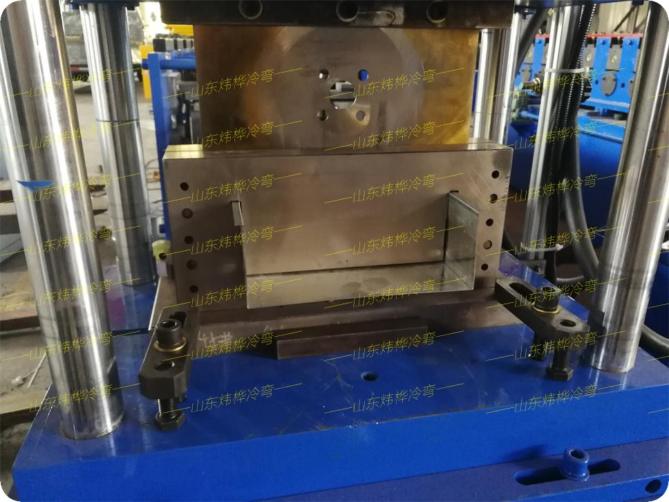 1553300931909430 新型pz30配电箱成型设备 pz30配电箱流水线出产 每小时可出产约350个
