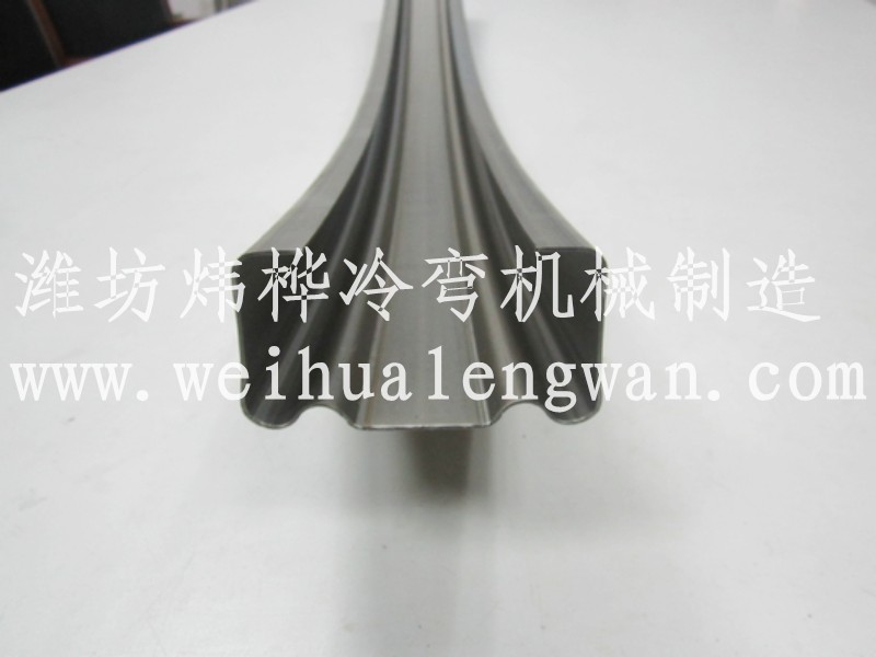1554340252608002 高强度汽车防撞梁的重要性